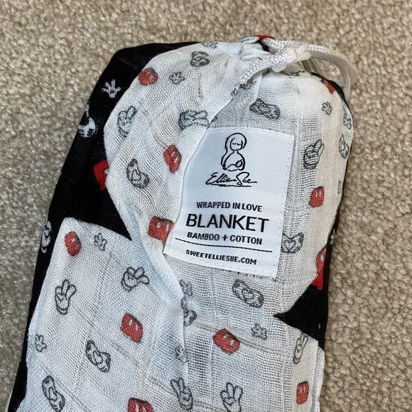 ✨Disney Print Muslin Blanket✨ - Picture 2 of 3